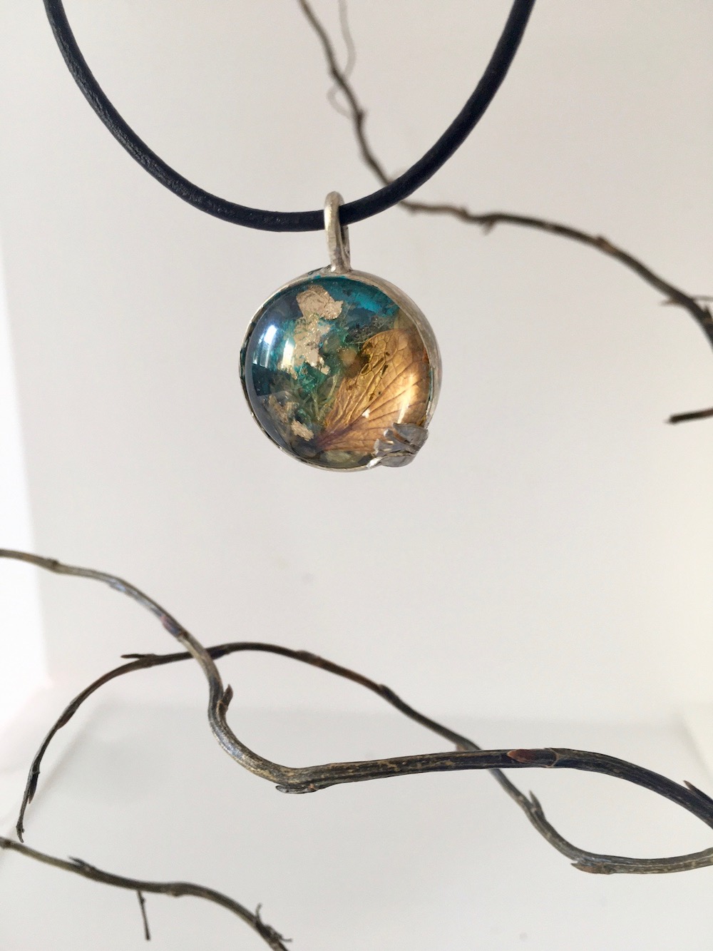 Pendentif Moderniste Plaqué Or Avec Cabochon Turquoise – Verre De Pékin, Occasion